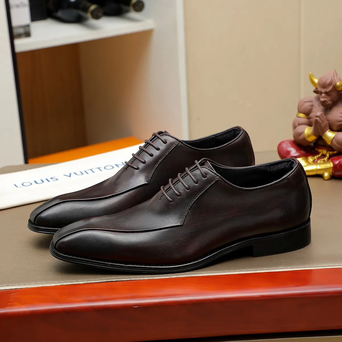 Men's shoes 💰580 💰 Louis Vuitton LV ® Autumn and Winter 🆕 models 🔛Full shoe counter First layer cowhide, 🐂Leather lined casual shoes for men, super soft outsole, essential for driving. Counter synchronization Original first layer cowhide Completely 1:1 mold customization 🌹Top version, 2 colors optional! Number: 38-45 (37.46. Customized)